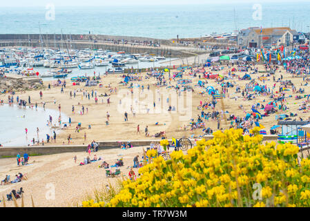 Lyme Regis, Dorset, Großbritannien. 30.April 2019. UK Wetter: Urlauber und Badegäste genießen Sie laue warme Bedingungen mit einigen sonnigen Perioden am Strand in Lyme Regis als Temperaturen Erwärmen vor dem Wochenende. Meteorologen haben einen warmen und sonnigen Start in Juni als heiße Luft fegt in feuchteren Bedingungen vorhergesagt. Credit: Celia McMahon/Alamy Leben Nachrichten. Stockfoto