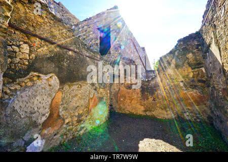 Blick auf die römischen Ruinen, die der Ausbruch des Vesuv vor Jahrhunderten in Pompeji Archäologischen Park in Pompeji, Italien zerstört. Stockfoto