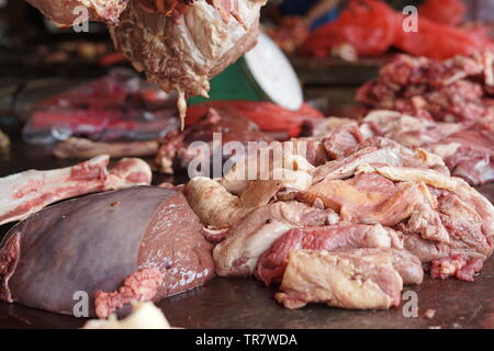 Rindfleisch, Leber und andere Fleisch von Metzger Zähler Stockfoto