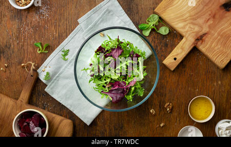 Zutaten zum Kochen frischen Salat auf Holztisch, Ansicht von oben Stockfoto