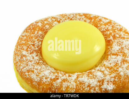 Nahaufnahme der Krapfen mit weißem Zucker und Marmelade Vanille Creme Gelee schmackhafte auf weißem Hintergrund Stockfoto