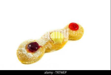 In der Nähe von langen Donuts mit weißem Zucker und Marmelade Blaubeeren creme Erdbeer Gelee schmackhafte isoliert auf weißem Hintergrund Stockfoto