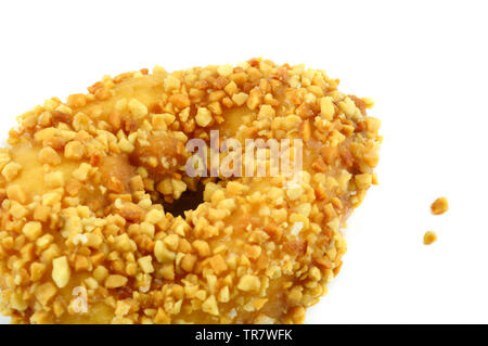 Nahaufnahme von Donuts bestreut mit zerkleinerten Nüssen lecker auf weißem Hintergrund Stockfoto