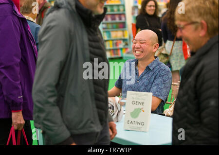 Dr. Giles Yeo Genetiker Autogrammstunde für Fans in der Buchhandlung an der Hay Festival Heu Wye Powys Wales UK Stockfoto