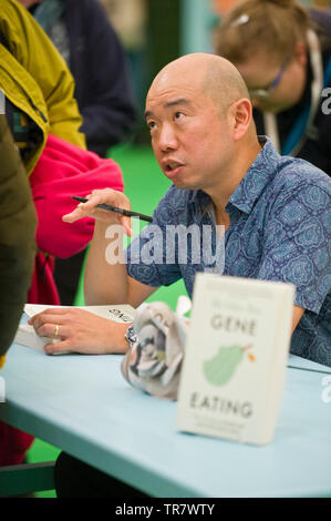 Dr. Giles Yeo Genetiker Autogrammstunde für Fans in der Buchhandlung an der Hay Festival Heu Wye Powys Wales UK Stockfoto