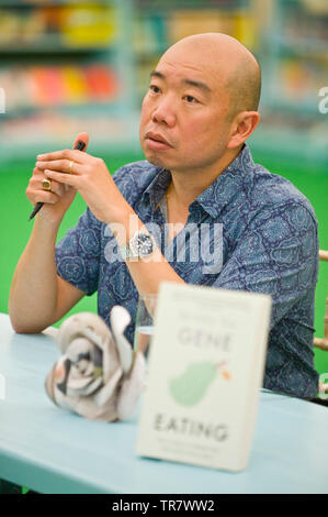 Dr. Giles Yeo Genetiker Autogrammstunde für Fans in der Buchhandlung an der Hay Festival Heu Wye Powys Wales UK Stockfoto