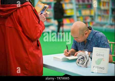 Dr. Giles Yeo Genetiker Autogrammstunde für Fans in der Buchhandlung an der Hay Festival Heu Wye Powys Wales UK Stockfoto