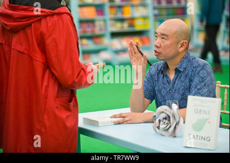 Dr. Giles Yeo Genetiker Autogrammstunde für Fans in der Buchhandlung an der Hay Festival Heu Wye Powys Wales UK Stockfoto