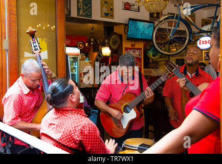 Band spielt Musik Straße in einer offenen, beidseitigen Restaurant neben der Plaza Vieja, Havanna, Kuba, Karibik Stockfoto