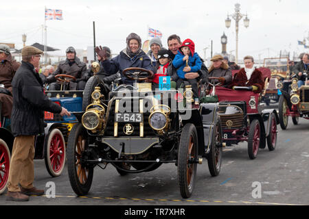 Frau Sarah Tunnicliffe fahrt Ihr 1902 Panhard Et Levassor, über die Ziellinie der London 2018 nach Brighton Veteran Car Run Stockfoto