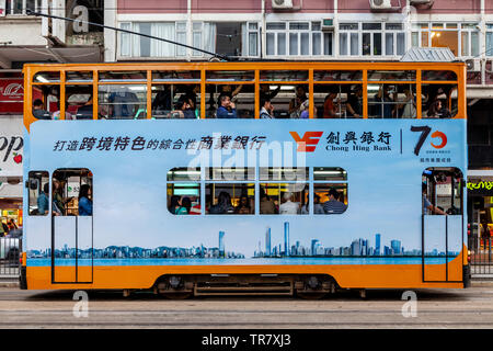 Eine traditionelle Hong Kong elektrische Straßenbahn, Hongkong, China Stockfoto