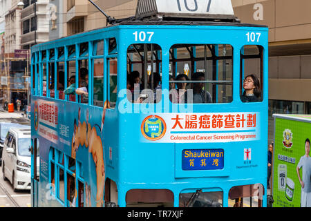 Eine traditionelle Hong Kong elektrische Straßenbahn, Hongkong, China Stockfoto