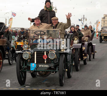 Sir David Marne fahren einen 1903 Panhard Et Levassor, über die Ziellinie der London 2018 nach Brighton Veteran Car Run Stockfoto