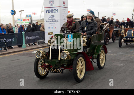 Herr Peter John newens fahren Ein 1904 Sterne, über die Ziellinie der London 2018 nach Brighton Veteran Car Run Stockfoto