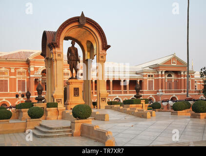 Die Statue von König Rama IV. Vor der Saranrom Palace - Ministerium für Auswärtige Angelegenheiten in Bangkok. Königreichs Thailand Stockfoto