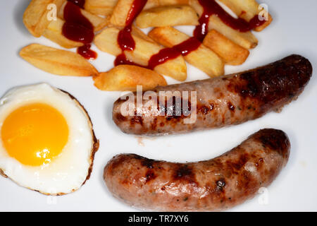 Wurst-Ei und Pommes frites Stockfoto