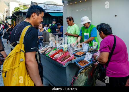 Essen verkauft wird, auf der Straße, das Fischerdorf Tai O, Hongkong, China Stockfoto