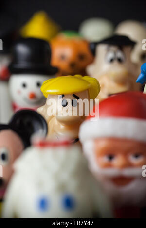 WOODBRIDGE, New Jersey/USA: Mai 12, 2019: Bunte Pez Spender aus den 80er und 90er Jahren vor einem schwarzen Hintergrund gesehen werden Stockfoto