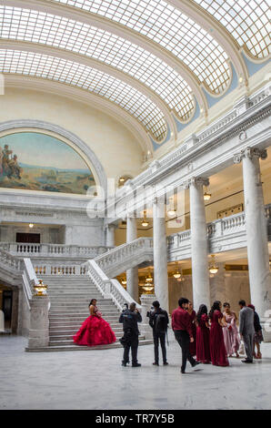 Fiesta de Quitte años (Quinceañera) 15. Geburtstag eines Mädchens in Salt Lake City, Utah Stockfoto