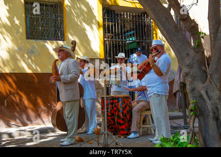 Kubanische Band spielt Salsa Musik in den Sonnenschein in Habana Vieja (Altstadt), Havanna, Kuba, Karibik Stockfoto