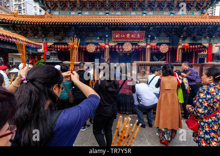 Chinesische Touristen an der Wong Tai Sin Tempel, Hongkong, China Anbetung Stockfoto