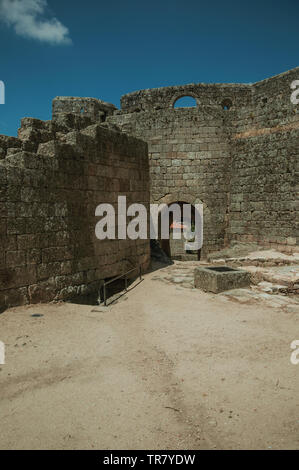 Tor auf Stein Wand vor der inneren Rocky Innenhof geöffnet an der Sortelha Schloss. Eine erstaunliche und gut erhaltene mittelalterliche Weiler in Portugal. Stockfoto