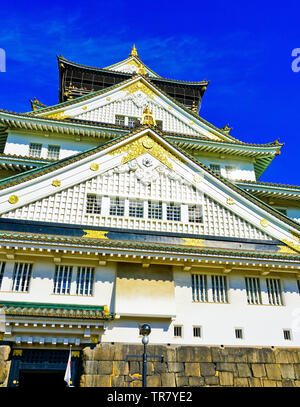 Blick auf die Burg von Osaka im Herbst in Osaka, Japan. Stockfoto