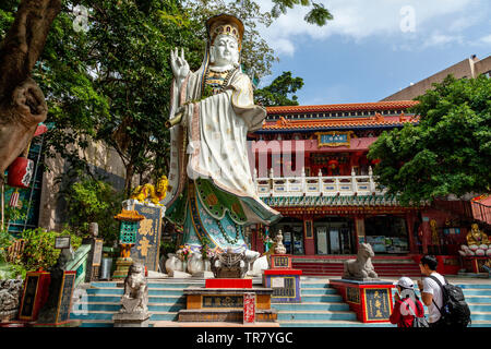 Chinesen an der Kwun Yam Schrein, Repulse Bay, Hong Kong, China Anbetung Stockfoto