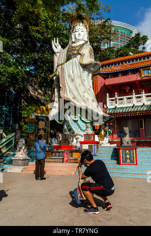 Ein chinesischer Mann Am Kwun Yam Schrein, Repulse Bay, Hong Kong, China Anbetung Stockfoto