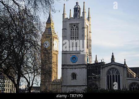 Big Ben bezeichnet die mit 13,5 t Gewicht schwerste der fünf Glocken des berühmten uhrturms am Palace of Westminster in London. Westminster Abbey. Stockfoto