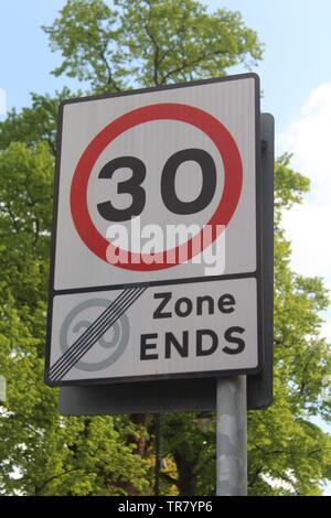 Schild beschränkte Höchstgeschwindigkeit bis 30 km/h Geschwindigkeitsbegrenzung in Britischen Straße Stockfoto