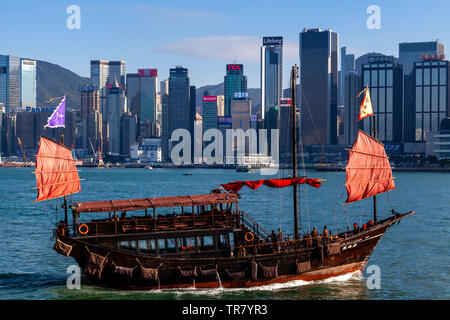 Ein Aqua Luna Junk Boat Tour auf den Victoria Harbour, Hongkong, China Stockfoto