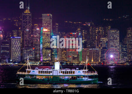 Der Star Fähren Hafenrundfahrt Boot und Hong Kong Skyline gesehen von der Promenade, Kowloon, Hong Kong, China Stockfoto