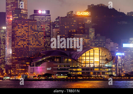 Das Hong Kong Convention und Exhibition Centre und das Hong Kong Skyline gesehen von der Promenade, Kowloon, Hong Kong, China Stockfoto