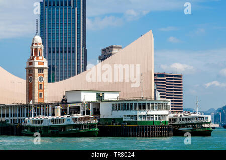 Die Star Ferry Pier, Space Museum und Uhrturm, Kowloon, Hongkong, China Stockfoto