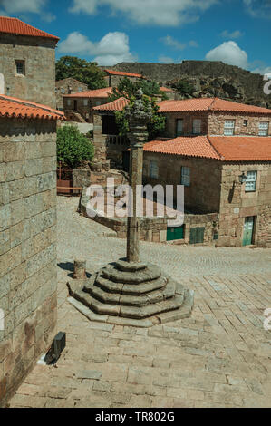 Stein Pranger mit Treppen über Square von gotischen Häusern umgeben von sortelha. Eine erstaunliche und gut erhaltene mittelalterliche Weiler in Portugal. Stockfoto