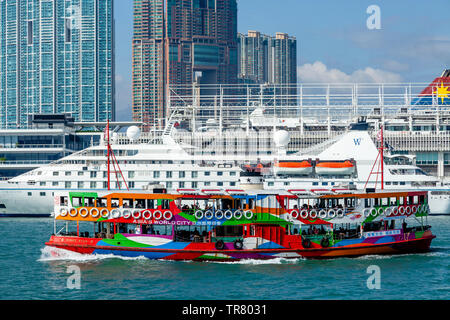 Eine bunte Star Ferry im Victoria Harbour, Hongkong, China Stockfoto