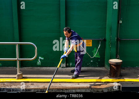 Ein Star Ferry Arbeiter, Central Pier, Hongkong, China Stockfoto