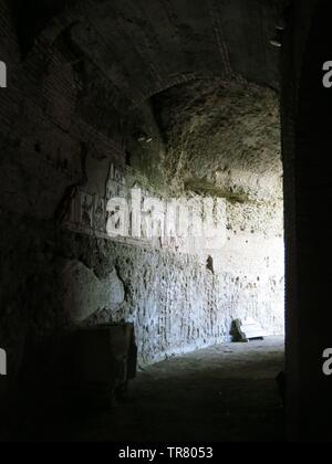 Blick auf einige der Römischen Ruinen und Tunnel aus der Zeit von Kaiser Domitian, die jetzt in Gärten sind an der Päpstlichen Sommerresidenz in Castel Gandolfo Stockfoto
