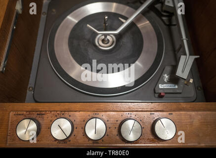 Vintage Holz- HMV radiogram mit Garrard Modell 2000 Plattenspieler. Stockfoto