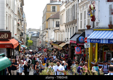 Der geschäftigen und hektischen Straßen von Montmartre, Paris, Frankreich Stockfoto