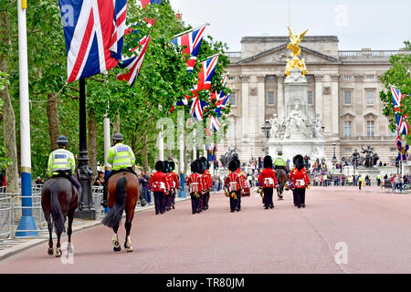 London, England, UK. Horse Guards marschieren zum Buckingham Palace für die Wachablösung, gefolgt von der berittenen Polizei Stockfoto