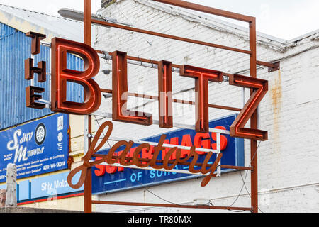 Rote Leuchtreklame Werbung Der Blitz Fabrik, einem ehemaligen Fitness Studio in Ravenswood Industrial Estate, Walthamstow, London, UK Stockfoto