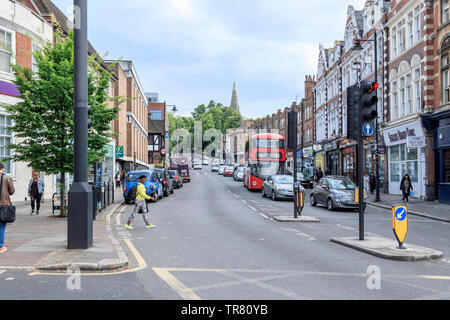 Crouch End Hill, Blick nach Süden, die Turmspitze der Kirche Christi in der Ferne, London, UK Stockfoto