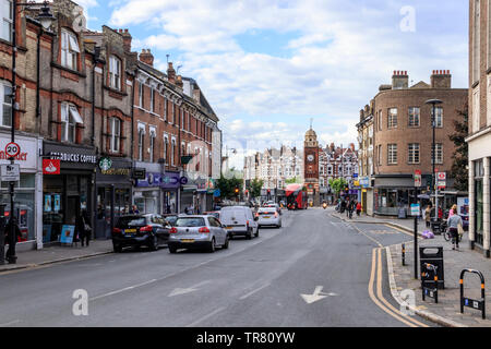 Crouch End Broadway, Blick nach Norden, der Clock Tower in der Ferne, London, UK Stockfoto