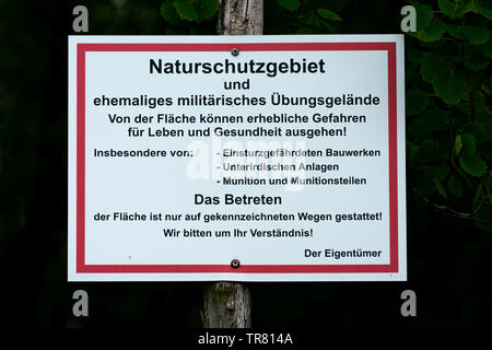 Deutsche Warnschild in einem Naturschutzgebiet nicht abseits der Pfade zu Schritt wegen der Gefahr durch unentdeckte Munition in dieser (ehemaligen) Bereich Stockfoto