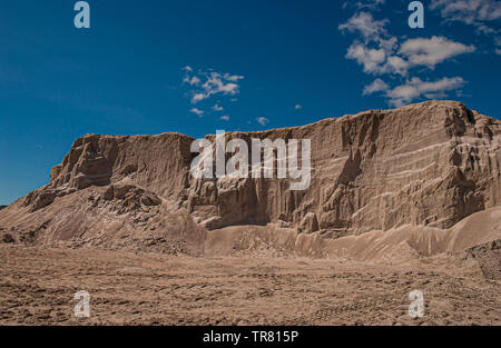 Einen Haufen feiner Sand Erstellen einer Klippe. Stockfoto