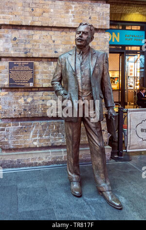 Statue von Sir Nigel Gresley in Kings X Bahnhof London England Großbritannien Stockfoto