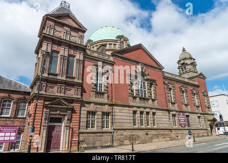 Die Methodistische Zentrum in Darlington Street, Wolverhampton, UK ist ein großen barocken Stil Gebäude mit einer halbkugelförmigen Kuppel aus Kupfer Stockfoto