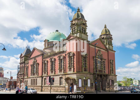 Die Methodistische Zentrum in Darlington Street, Wolverhampton, UK ist ein großen barocken Stil Gebäude mit einer halbkugelförmigen Kuppel aus Kupfer Stockfoto